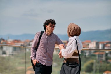 Ofiste bir gün geçirdikten sonra, bir iş adamı tesettürlü Müslüman meslektaşıyla konuşmaya başlar.. 