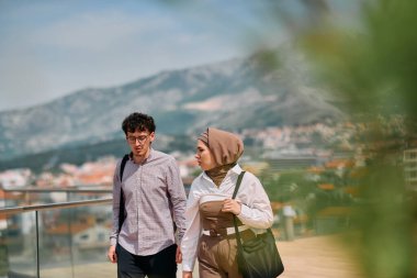 Ofiste bir gün geçirdikten sonra, bir iş adamı tesettürlü Müslüman meslektaşıyla konuşmaya başlar.. 