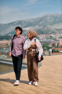 Ofiste bir gün geçirdikten sonra, bir iş adamı tesettürlü Müslüman meslektaşıyla konuşmaya başlar.. 