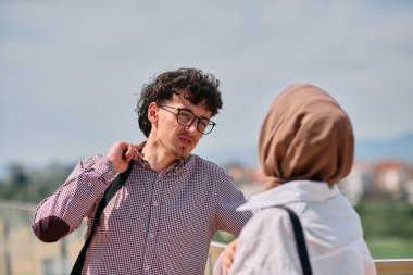 Ofiste bir gün geçirdikten sonra, bir iş adamı tesettürlü Müslüman meslektaşıyla konuşmaya başlar.. 