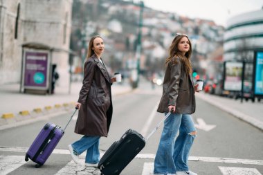 İki kadın turist bir Avrupa şehrini keşfediyor, bavullarını çekerek büyüleyici caddelerde geziniyorlar, kendilerini seyahat yerlerinin kültürüne ve güzelliğine kaptırıyorlar..