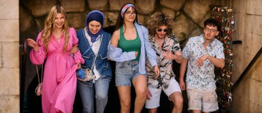 Yaz kıyafetleri içinde çeşitli turist grupları, geniş tebessümleriyle turistik şehirde geziniyor, gezintilerinin tadını çıkarıyorlar.. 