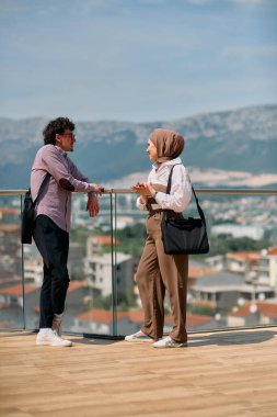 Ofiste bir gün geçirdikten sonra, bir iş adamı tesettürlü Müslüman meslektaşıyla konuşmaya başlar.. 