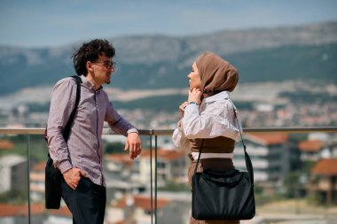 Ofiste bir gün geçirdikten sonra, bir iş adamı tesettürlü Müslüman meslektaşıyla konuşmaya başlar.. 