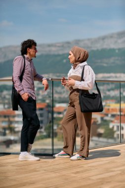 Ofiste bir gün geçirdikten sonra, bir iş adamı tesettürlü Müslüman meslektaşıyla konuşmaya başlar.. 