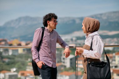 Ofiste bir gün geçirdikten sonra, bir iş adamı tesettürlü Müslüman meslektaşıyla konuşmaya başlar.. 