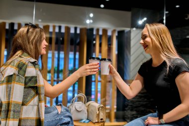 İki arkadaş, uzun bir iş gününden sonra sıcak bir kafede kahve içip sohbet etmekten zevk alırlar.. 