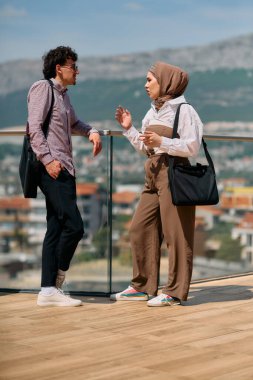 Ofiste bir gün geçirdikten sonra, bir iş adamı tesettürlü Müslüman meslektaşıyla konuşmaya başlar.. 