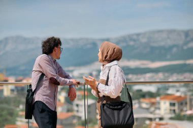 Ofiste bir gün geçirdikten sonra, bir iş adamı tesettürlü Müslüman meslektaşıyla konuşmaya başlar.. 