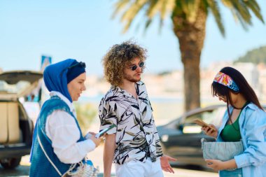 Bir grup turist, heyecan ve heyecanla dolup taşan manzaralı Akdeniz kıyı şeridini keşfetmek için yol güzergahlarını planlarken canlı bir tartışmaya girişiyor.