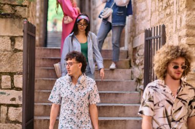 Bir grup mutlu turist Akdeniz şehrinin cazibesini ve kültürünü keşfediyor ve yaz tatillerinin tadını sonuna kadar çıkarıyorlar.