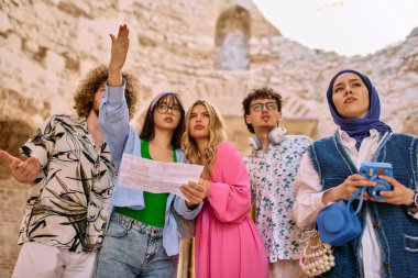 Turistler ellerinde haritayla gezerken mutlu gezgin arkadaşlar.. 