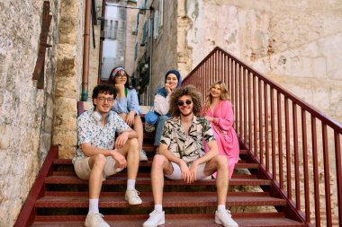 Bir grup mutlu turist Akdeniz şehrinin cazibesini ve kültürünü keşfediyor ve yaz tatillerinin tadını sonuna kadar çıkarıyorlar.