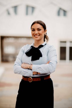 Şık bir Latin iş kadını şehrin hareketli sokaklarında elinde evrak çantası ve yüzünde kararlı bir gülümseme ile rahatça yürüyor.. 