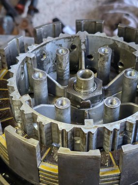 Kirli elleriyle, motor parçalarını özenle tamir eden yetenekli bir teknisyenin yakın plan çekimi, otomotiv bakımındaki ustalığını ve kendini adamışlığını gözler önüne seriyor.