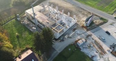 Modern bir hastane inşa etme süreci, inşaat halindeki bir hastanenin görüntüleri, inşa halindeki modern bir binanın insansız hava aracı görüntüleri.