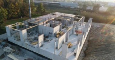 Modern bir hastane inşa etme süreci, inşaat halindeki bir hastanenin görüntüleri, inşa halindeki modern bir binanın insansız hava aracı görüntüleri.