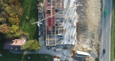 Modern bir hastane inşa etme süreci, inşaat halindeki bir hastanenin görüntüleri, inşa halindeki modern bir binanın insansız hava aracı görüntüleri.