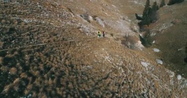 Zirveye tırmanan, Göz kamaştıran İHA Çiftler Dağ Macerası Görünüşü.