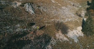 Zirveye tırmanan, Göz kamaştıran İHA Çiftler Dağ Macerası Görünüşü.