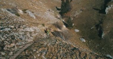 Zirveye tırmanan, Göz kamaştıran İHA Çiftler Dağ Macerası Görünüşü.