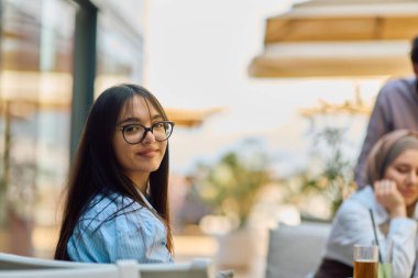 Güzel esmer, güneşli bir öğleden sonranın keyfini çıkarıyor..