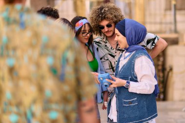 Canlı turistlerden oluşan bir grup, sembolik simgeleri ve eğlenceleri keşfederken, neşe ve heyecan dolu anıları yakalıyor.