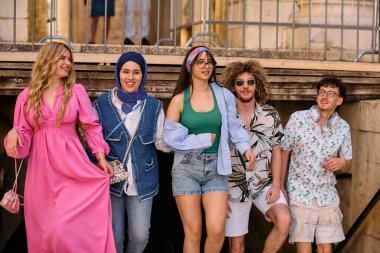 Yaz kıyafetleri içinde çeşitli turist grupları, geniş tebessümleriyle turistik şehirde geziniyor, gezintilerinin tadını çıkarıyorlar.. 