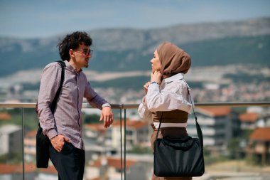 Ofiste bir gün geçirdikten sonra, bir iş adamı tesettürlü Müslüman meslektaşıyla konuşmaya başlar.. 