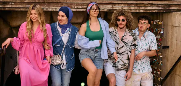 Yaz kıyafetleri içinde çeşitli turist grupları, geniş tebessümleriyle turistik şehirde geziniyor, gezintilerinin tadını çıkarıyorlar.. 