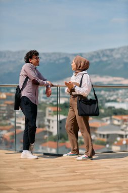 Ofiste bir gün geçirdikten sonra, bir iş adamı tesettürlü Müslüman meslektaşıyla konuşmaya başlar.. 