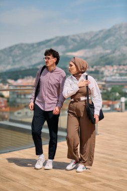 Ofiste bir gün geçirdikten sonra, bir iş adamı tesettürlü Müslüman meslektaşıyla konuşmaya başlar.. 