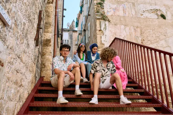 Bir grup mutlu turist Akdeniz şehrinin cazibesini ve kültürünü keşfediyor ve yaz tatillerinin tadını sonuna kadar çıkarıyorlar.