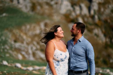 Çiftler birbirlerinin gözlerinin içine bakar ve rüzgarlı bir günde sıcak bir anı paylaşırlar. Sevgi ve bağlarını ifade ederler..