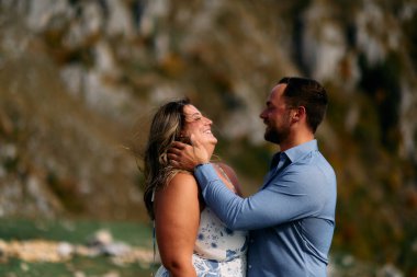 Çiftler birbirlerinin gözlerinin içine bakar ve rüzgarlı bir günde sıcak bir anı paylaşırlar. Sevgi ve bağlarını ifade ederler..