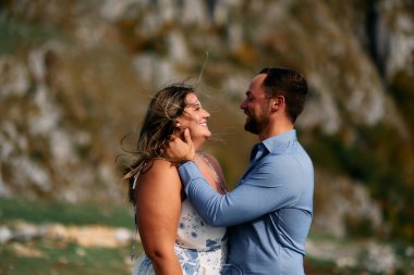 Çiftler birbirlerinin gözlerinin içine bakar ve rüzgarlı bir günde sıcak bir anı paylaşırlar. Sevgi ve bağlarını ifade ederler..