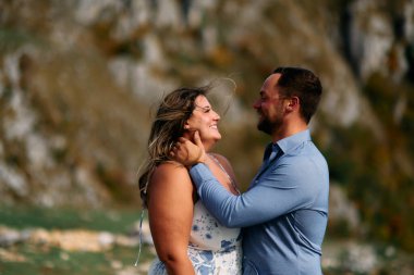 Çiftler birbirlerinin gözlerinin içine bakar ve rüzgarlı bir günde sıcak bir anı paylaşırlar. Sevgi ve bağlarını ifade ederler..