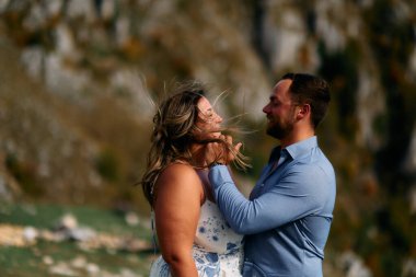 Çiftler birbirlerinin gözlerinin içine bakar ve rüzgarlı bir günde sıcak bir anı paylaşırlar. Sevgi ve bağlarını ifade ederler..