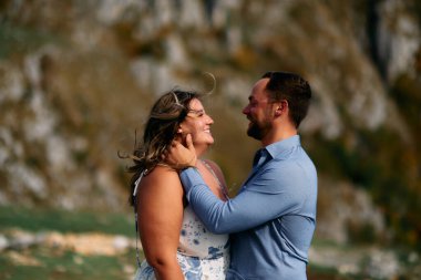 Çiftler birbirlerinin gözlerinin içine bakar ve rüzgarlı bir günde sıcak bir anı paylaşırlar. Sevgi ve bağlarını ifade ederler..