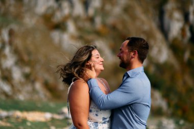 Çiftler birbirlerinin gözlerinin içine bakar ve rüzgarlı bir günde sıcak bir anı paylaşırlar. Sevgi ve bağlarını ifade ederler..