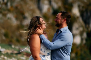 Çiftler birbirlerinin gözlerinin içine bakar ve rüzgarlı bir günde sıcak bir anı paylaşırlar. Sevgi ve bağlarını ifade ederler..