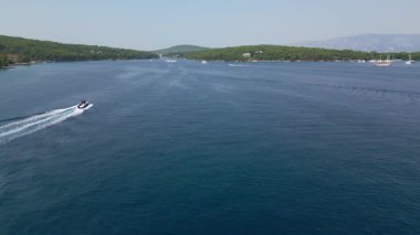 Hava aracı videosu, kürek takımının açık denizde destek motoruyla pratik yaptığını gösteriyor..