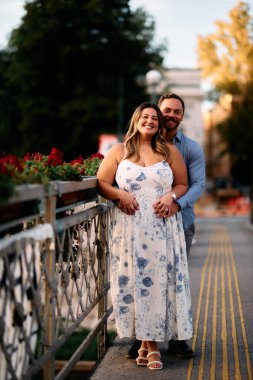 Güneşli bir günde romantik anın tadını çıkaran gülümseyen çift aşk, yaşam tarzı ve ilişki teması için mükemmel.