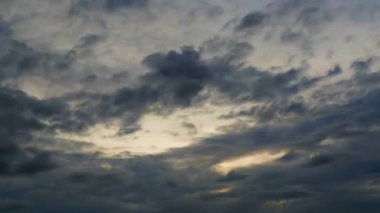 Farklı yönlere sürüklenen iki katmanlı bulutun sinematik zaman atlaması. Yüksek kalite 4k görüntü