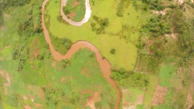 Uganda 'da Fort Portal yakınlarındaki bir nehrin sinematik üst görüntüsü. Yüksek kalite 4k görüntü
