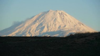Ararat Dağı 'nda gün doğumunun sinematik zaman aşımı. Yüksek kalite 4k görüntü
