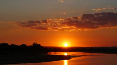 Luangwa Nehri üzerinde, Zambiya 'da gündoğumunun sinematik zaman aşımı. Yüksek kalite 4k görüntü