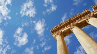 Roma harabeleri Baalbek Lübnan 'dan geçen bulutların sinematik zaman akışı. Yüksek kalite 4k görüntü
