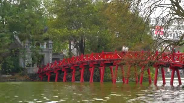 ベトナム ハノイのホアンキエム湖での赤い橋の上の人々の映画的な時間の経過 高品質4K映像 — ストック動画