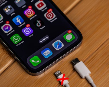 İki şarjlı yüksek kaliteli bir resim. Yeni iPhone yeni tip C şarj aleti kullanır ve eski şarj cihazını unutur. Moldova, Hincesti 04.09.2023. Yüksek kalite fotoğraf